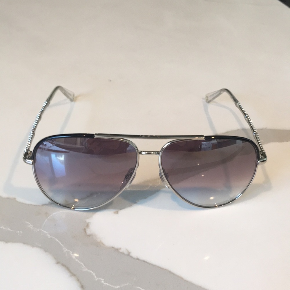Gucci sunglasses 😎 - Picture 6 of 8